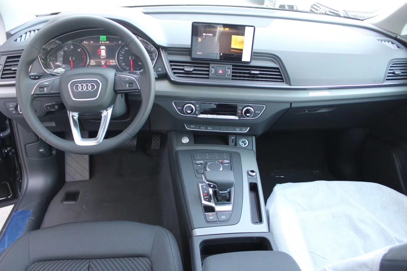 内饰方面,18款奥迪q5l的内部空间采用环抱式设计理念,即运用一条优雅