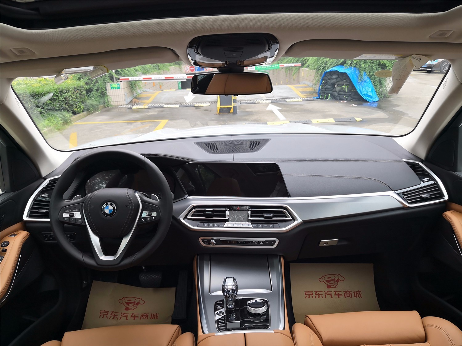 新一代2019款宝马x5内饰设计更高档,采用三辐式多功能方向盘设计,仪表