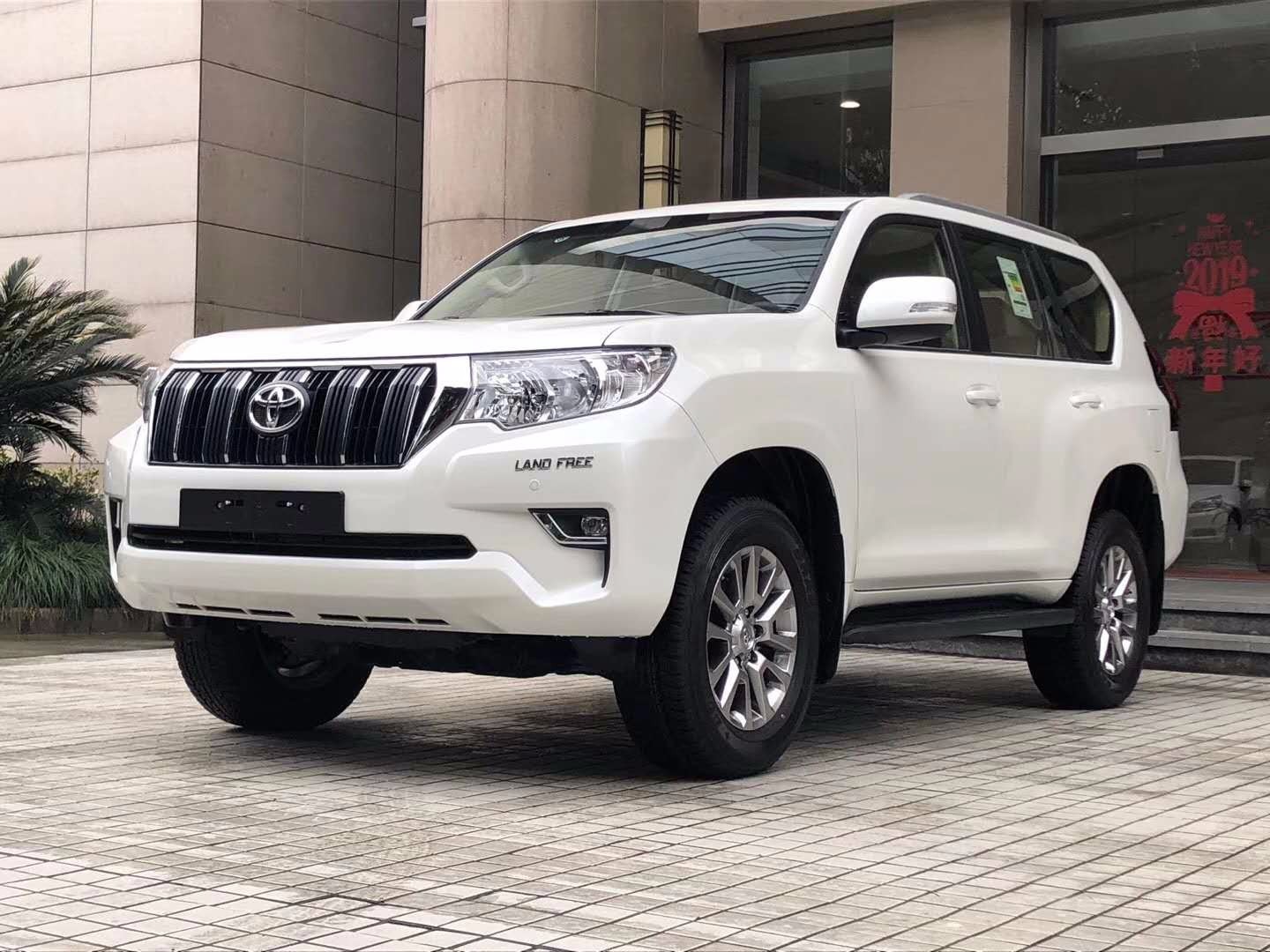 2020款中东版丰田霸道4000,前脸采用了尺寸更大的粗条进气格栅,搭配