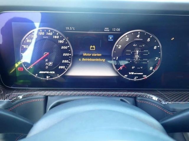 19款奔驰g63 amg内饰方面,展现一幅豪华做派,三幅式加热方向盘,仪表盘