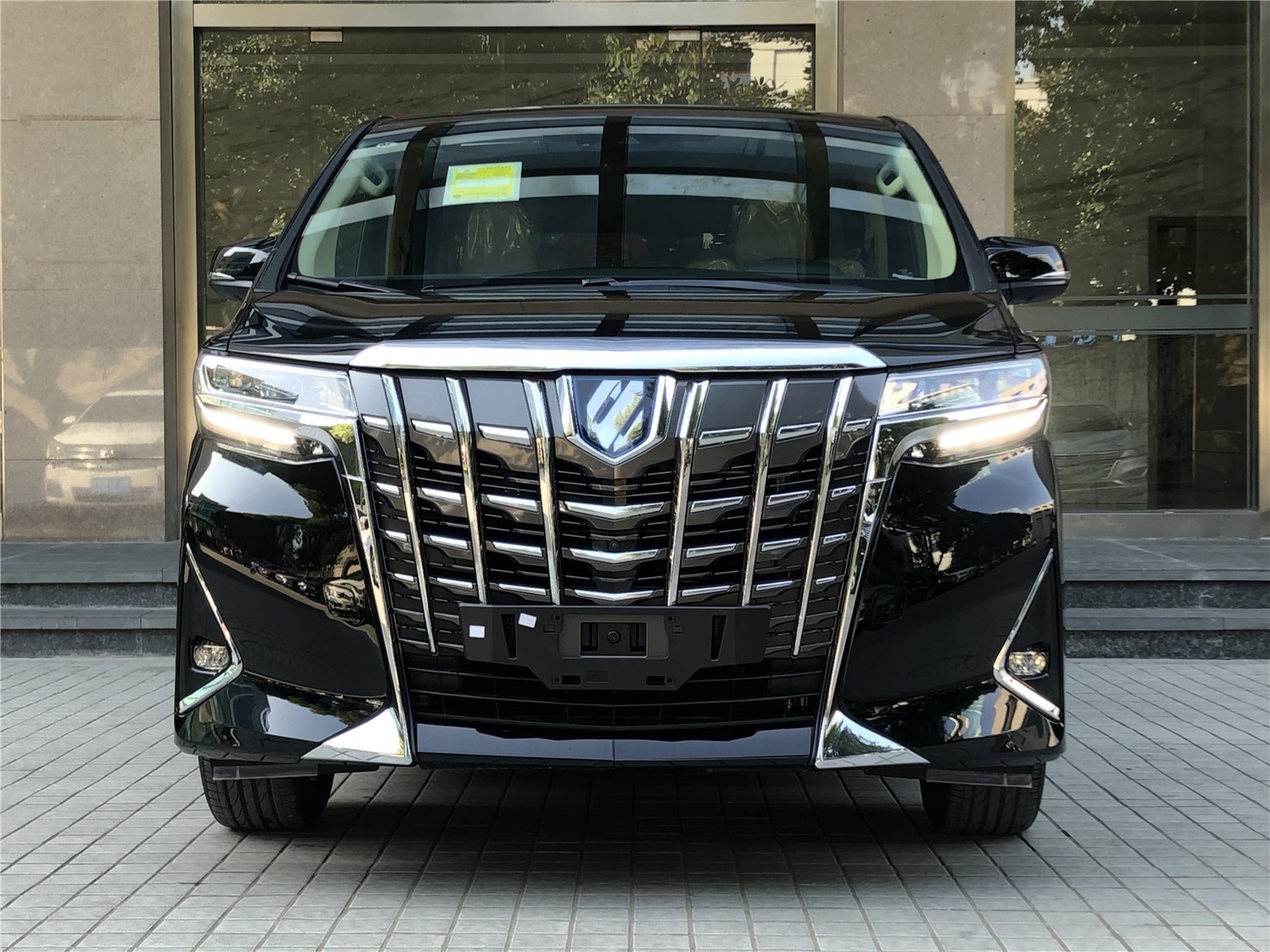 舒适与面子兼备 2020款丰田埃尔法双擎现车最低81万起