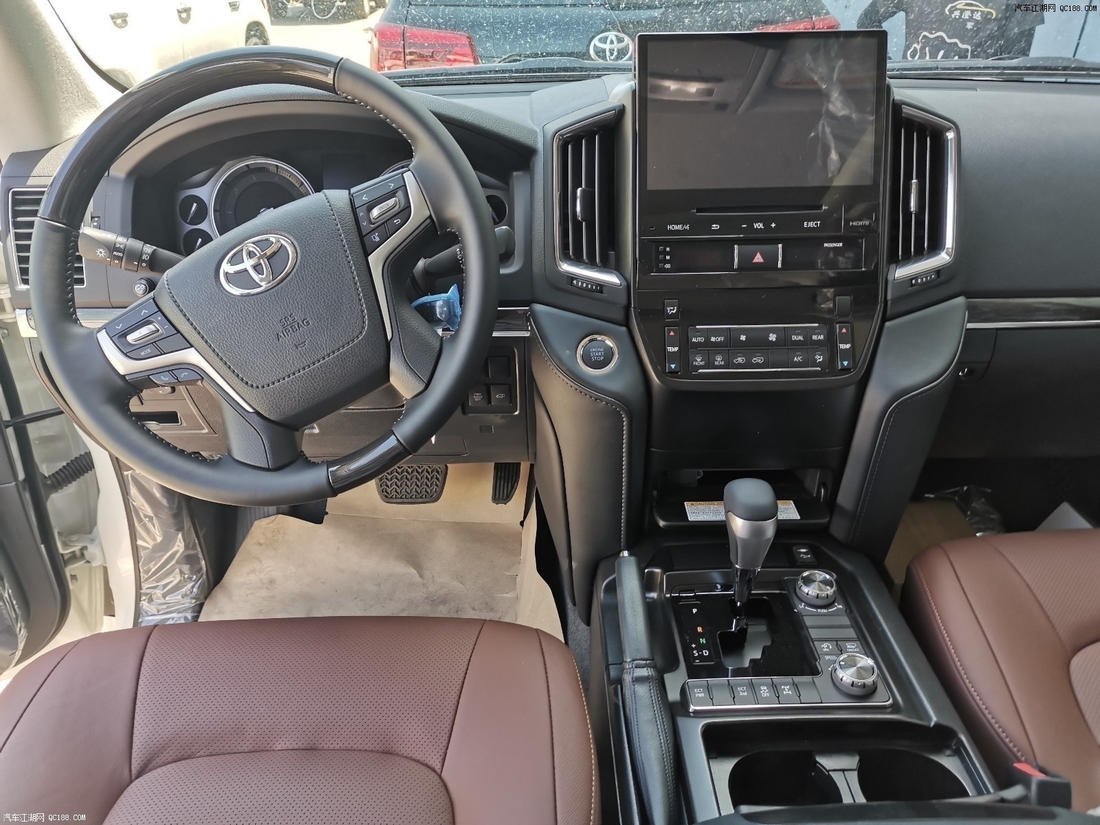 2020款丰田酷路泽4000舒适的内饰则展现了丰田兰德酷路泽4000的另一面