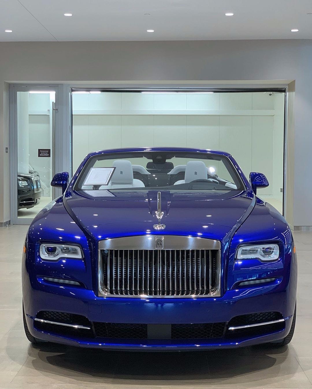 劳斯莱斯曜影敞篷v12带动你全身细胞飞跃驰骋