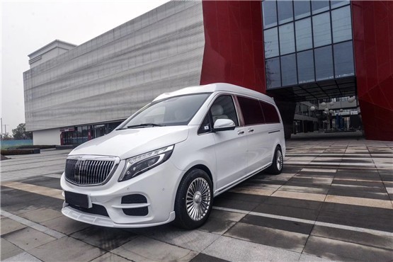 武汉奔驰v260l商务六座改装商务车白色外观