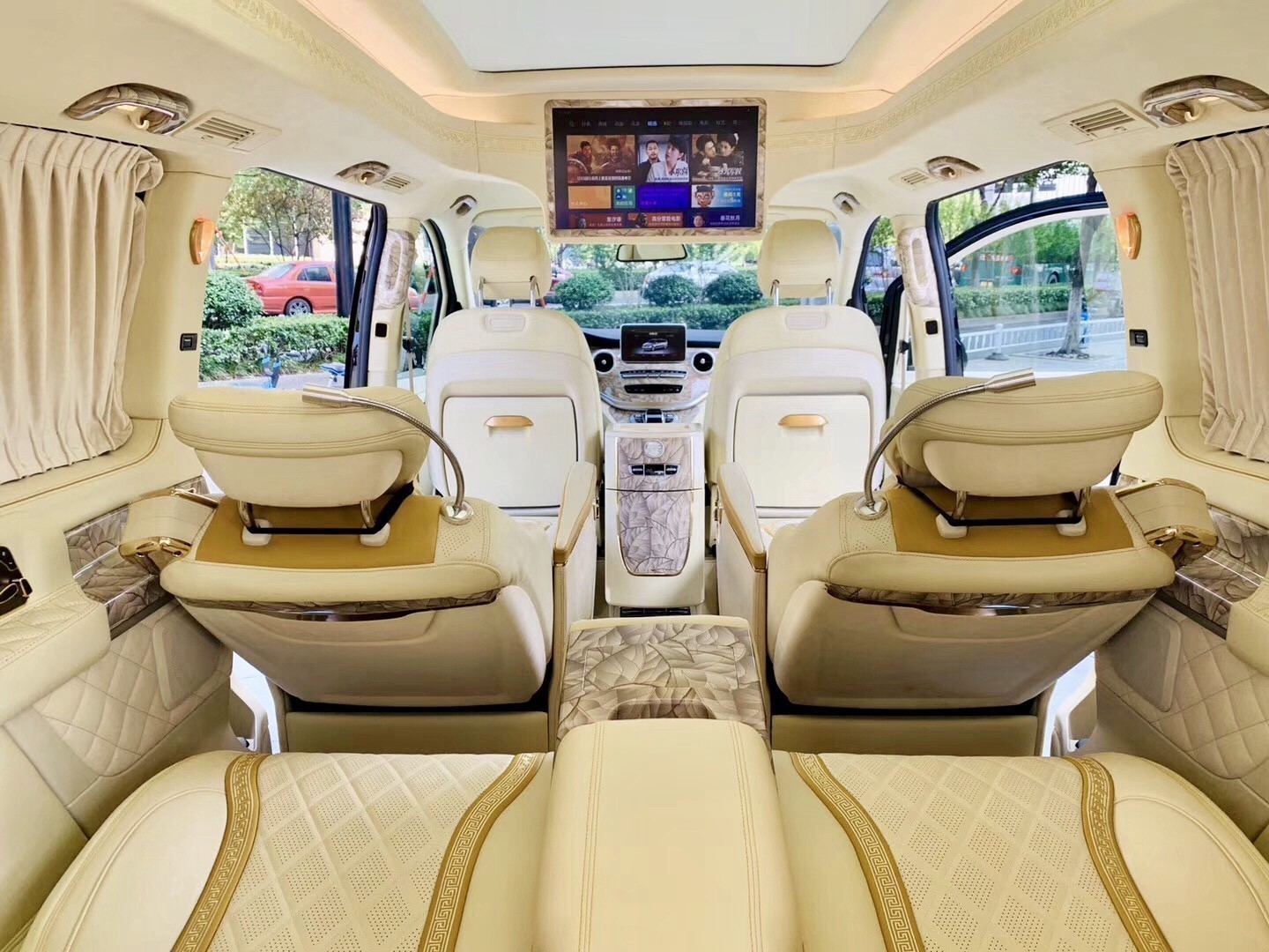 浙江杭州豪华保姆车奔驰v260l商务车价格奔驰v级定制改装多少钱