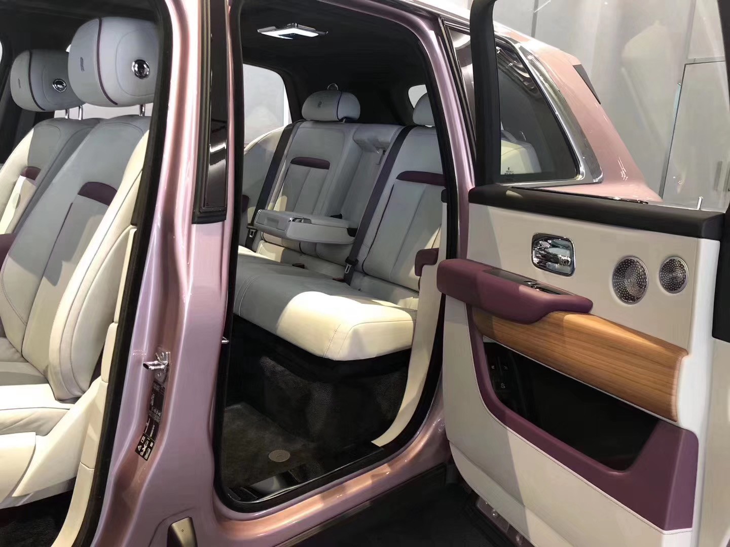 劳斯莱斯库里南内饰大面积皮革和实木饰板搭配的中控台,辅以银色装饰