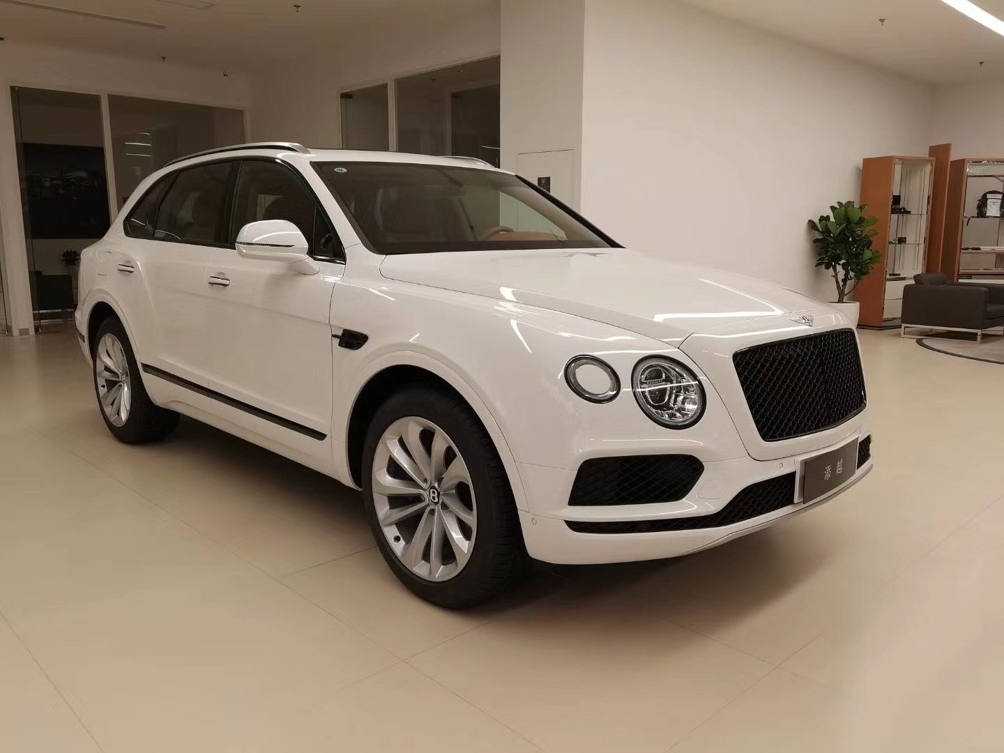 宾利添越新款优惠价格 天津店内现车促销大配置详解