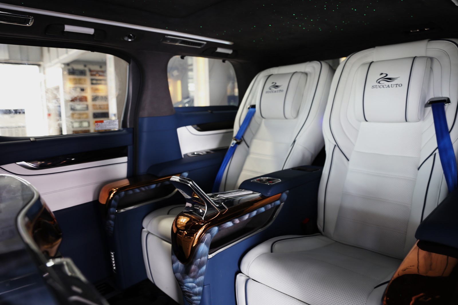 2020最新款国六混动25t丰田埃尔法四座顶配商务车奢华内饰