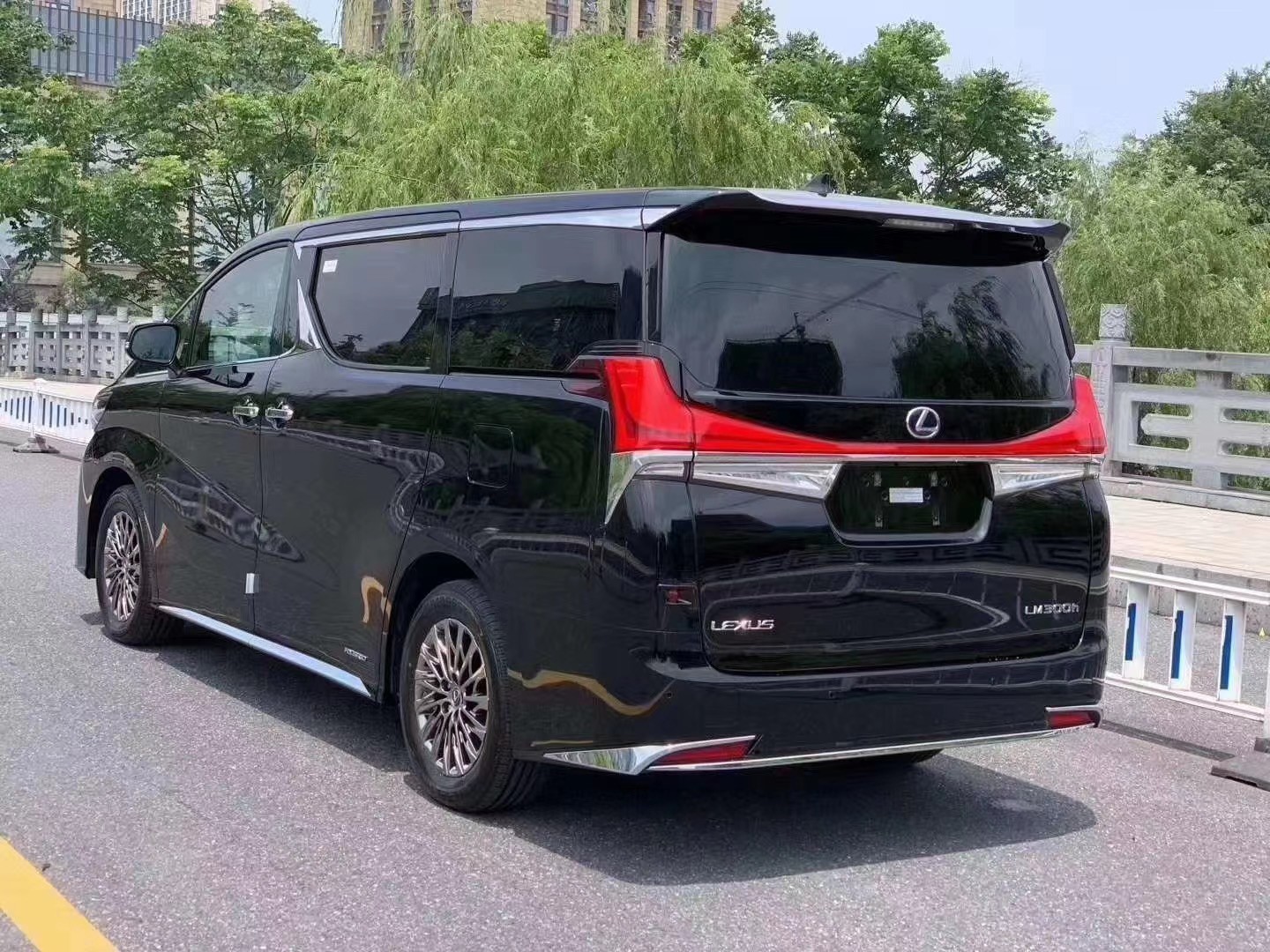 巅峰商务车代表作 2020款雷克萨斯lm300h国六现车在售