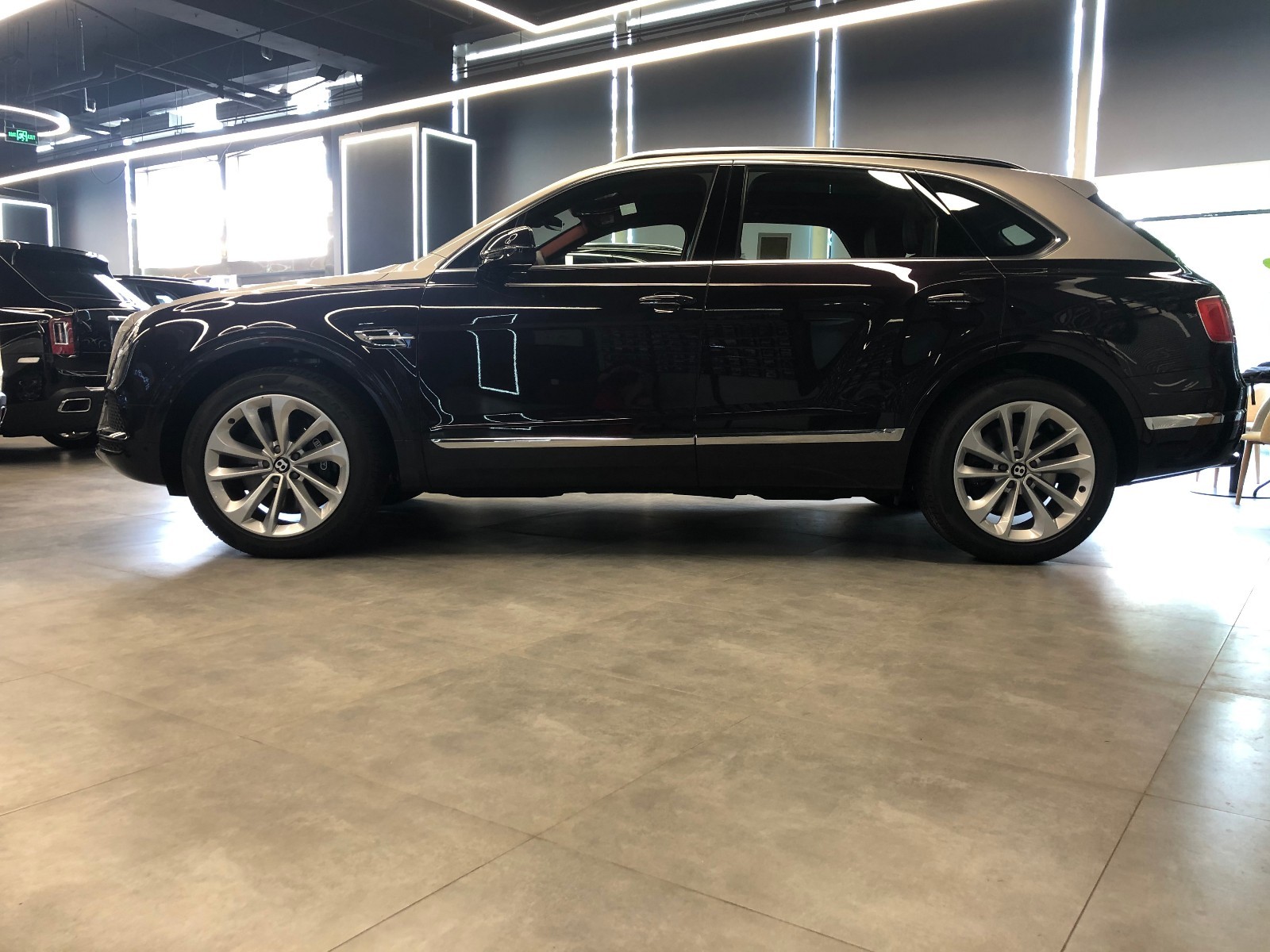 20款宾利添越独特颜色深李子双拼全国仅此一台现车