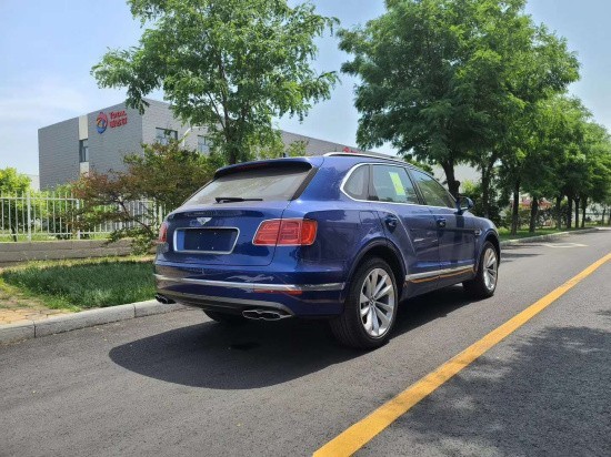 宾利添越侧面设计优雅且充满力量感