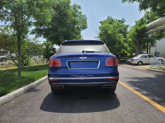 宾利添越侧面设计优雅且充满力量感