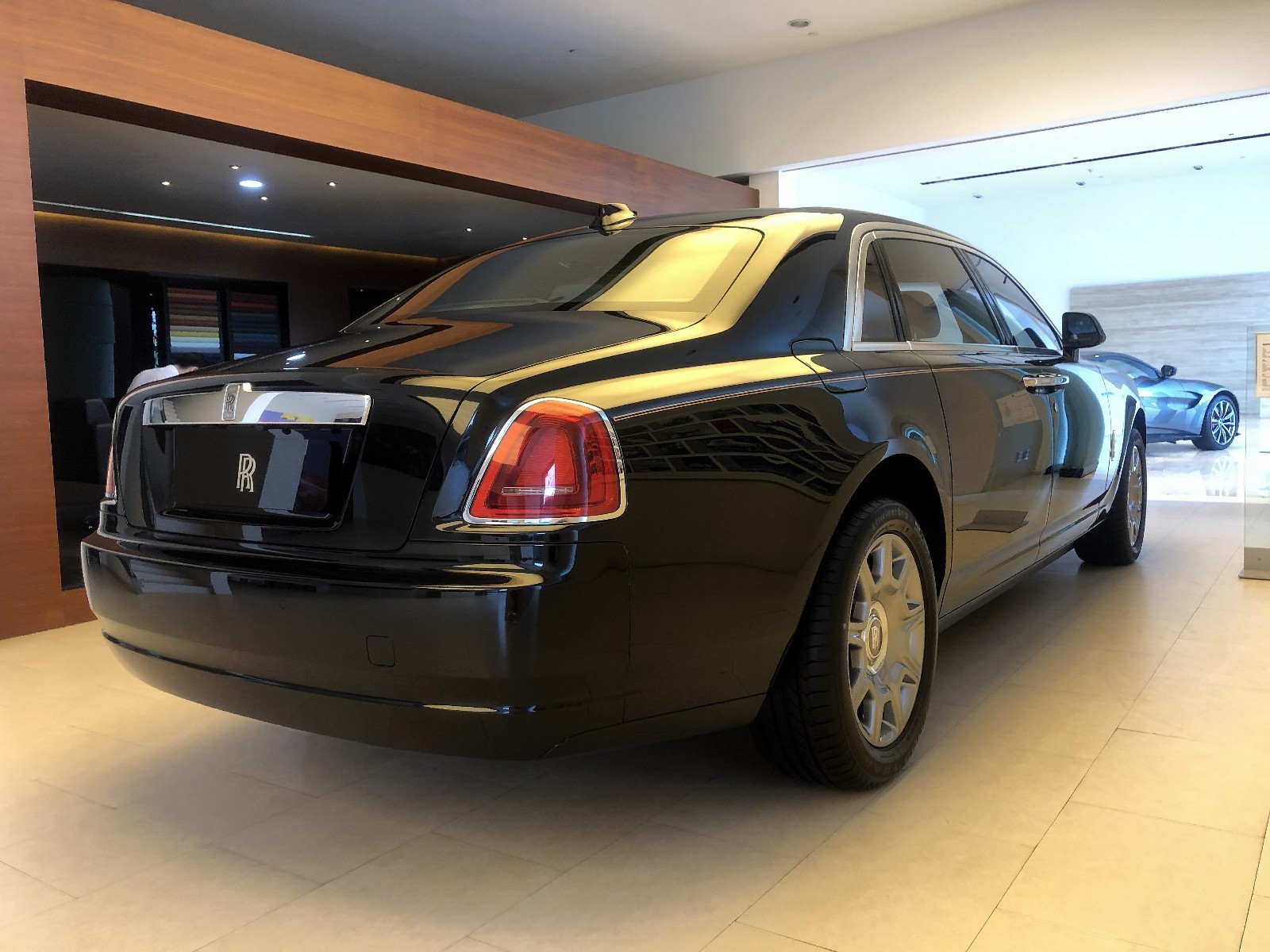 劳斯莱斯古斯特尾部造型圆润而敦实,收尾设计十分稳重.