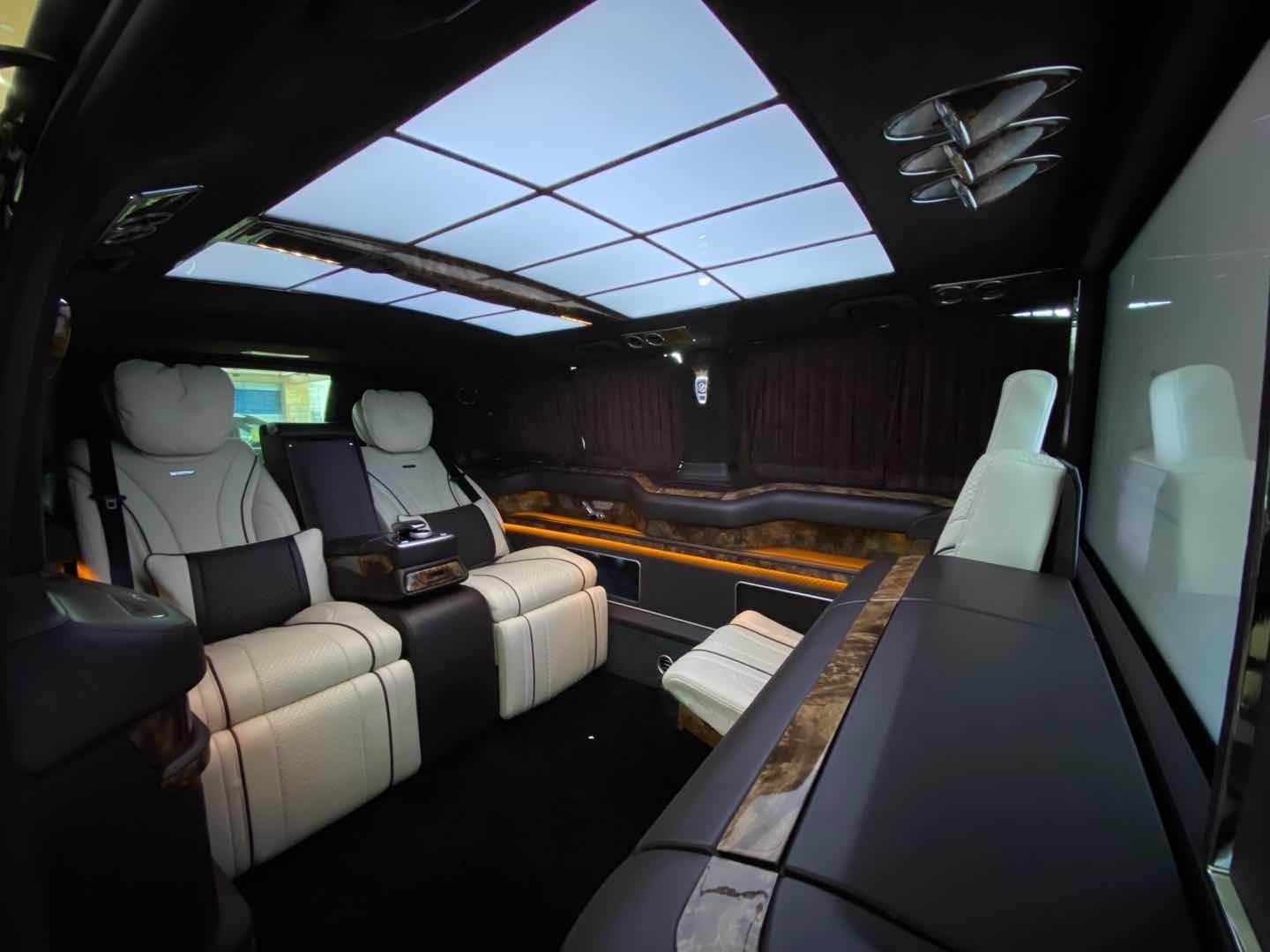 奔驰v级圣母峰-凯旋版全车采用了7座的设计