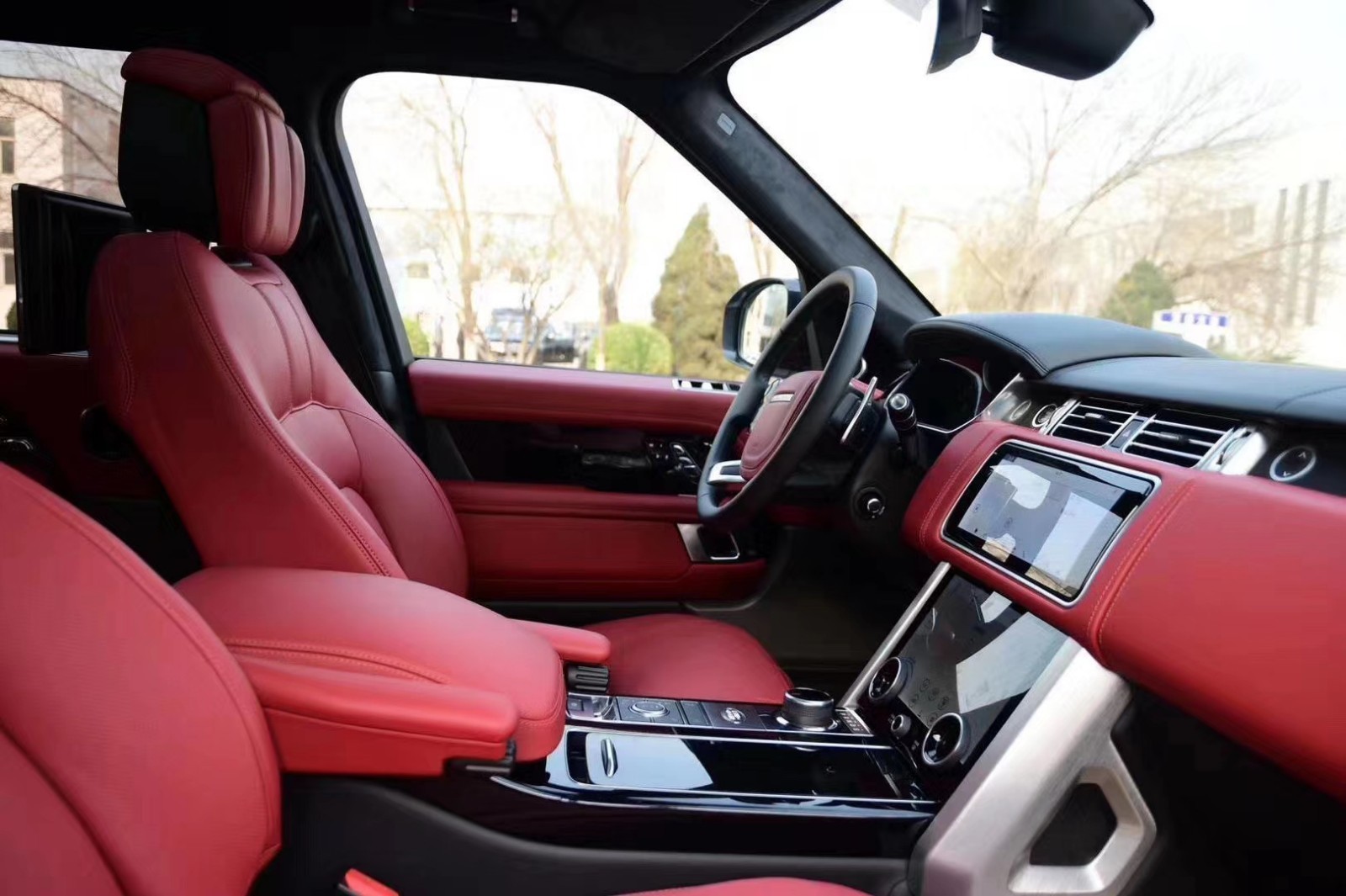 20款路虎揽胜行政创世加长版港口逆袭降售全国