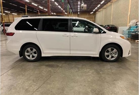 20款丰田塞纳不仅有着高大的车身,同时硬朗的腰线又让这部商务车充满