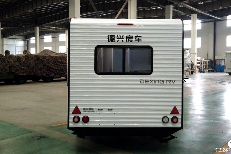 它就是德兴房车在去年下半年发布的一款紧凑型拖挂房车,新车命名为