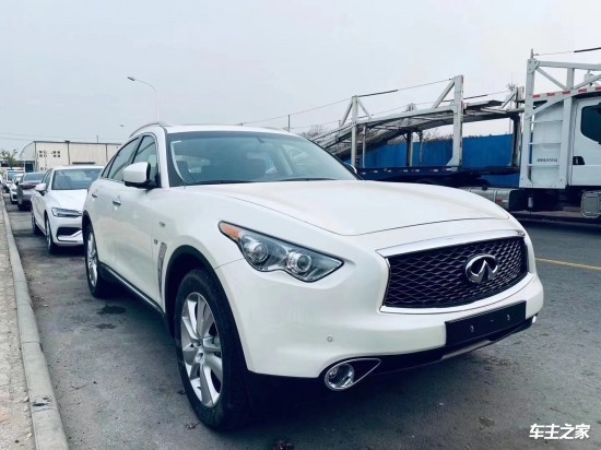 中网的部分是英菲尼迪的家族式样式,因为qx70这是绝影版所以中网是一