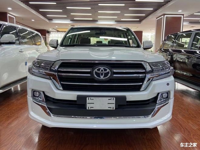 2020款丰田酷路泽5700外观兼承丰田家族的大气稳重,车辆配置一应俱全