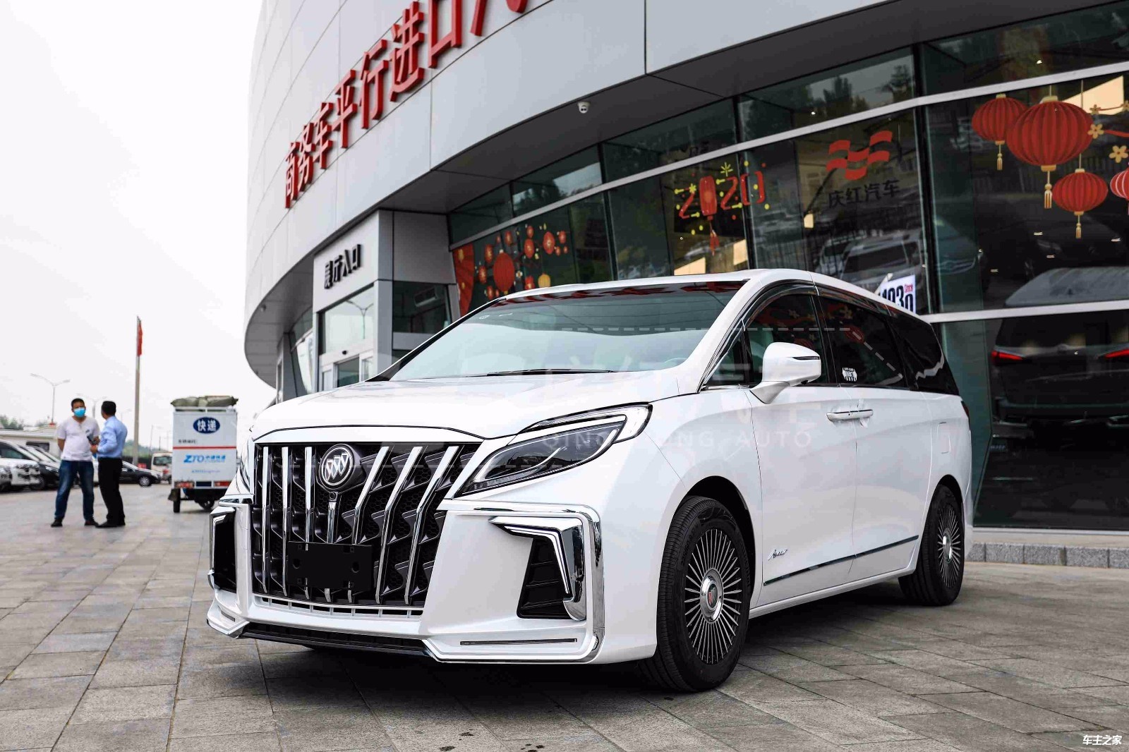 2020款别克gl8"雅典娜"改装版在外观和配置上向商务车的创奇丰田埃尔