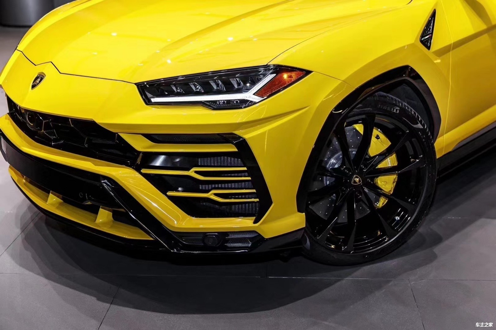 兰博基尼urus黄色外观回头率爆表港口现车|优惠促销 - 天津博奥海通