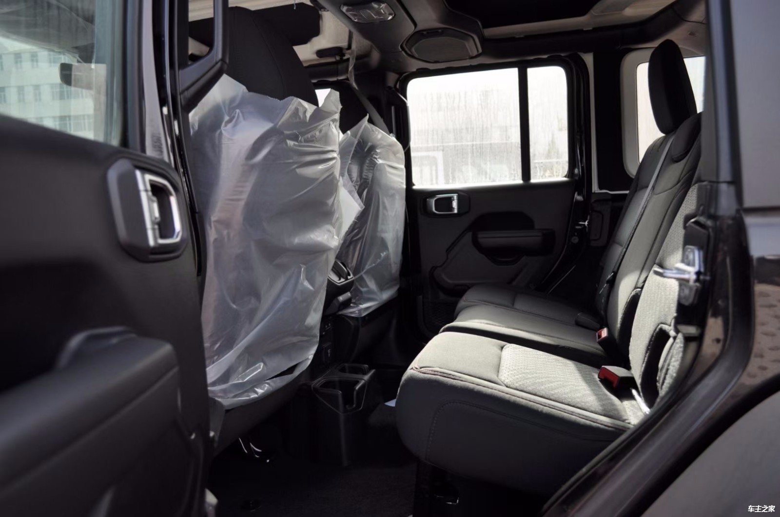 21款jeep牧马人罗宾汉后排不仅有着很宽敞的腿部空间,同时座椅支撑性