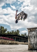 人车竞速悬念陡升 全新奕泽IZOA上演激情跑酷