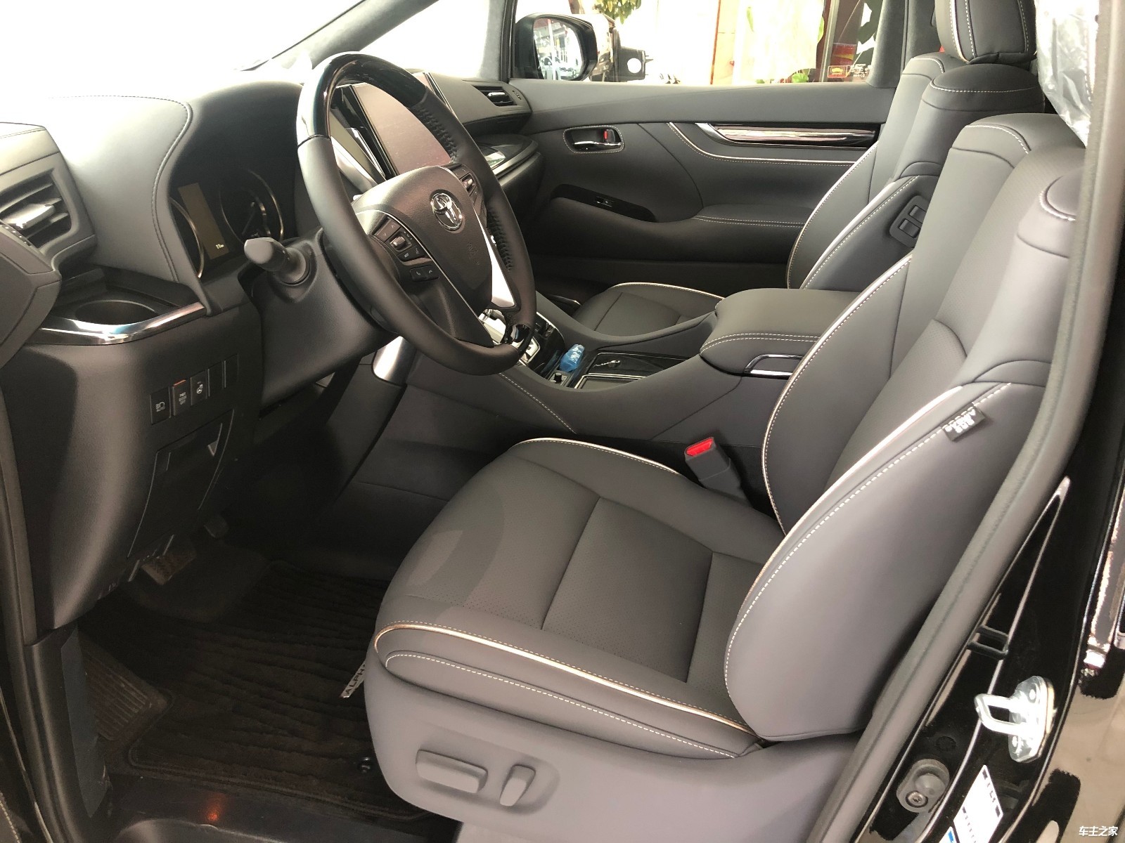 2021款丰田埃尔法国六标准 时尚七座商务车 展厅现车出售