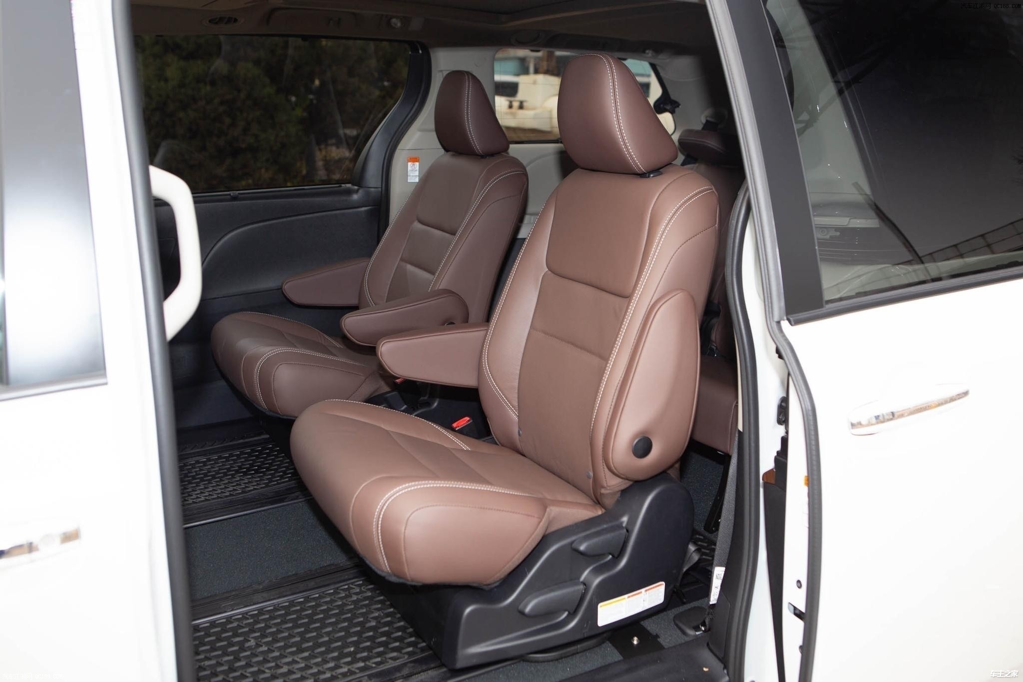 20款塞纳宽敞的舒适后排空间,配上后排安全稳定的驾驶系统,加上无敌的