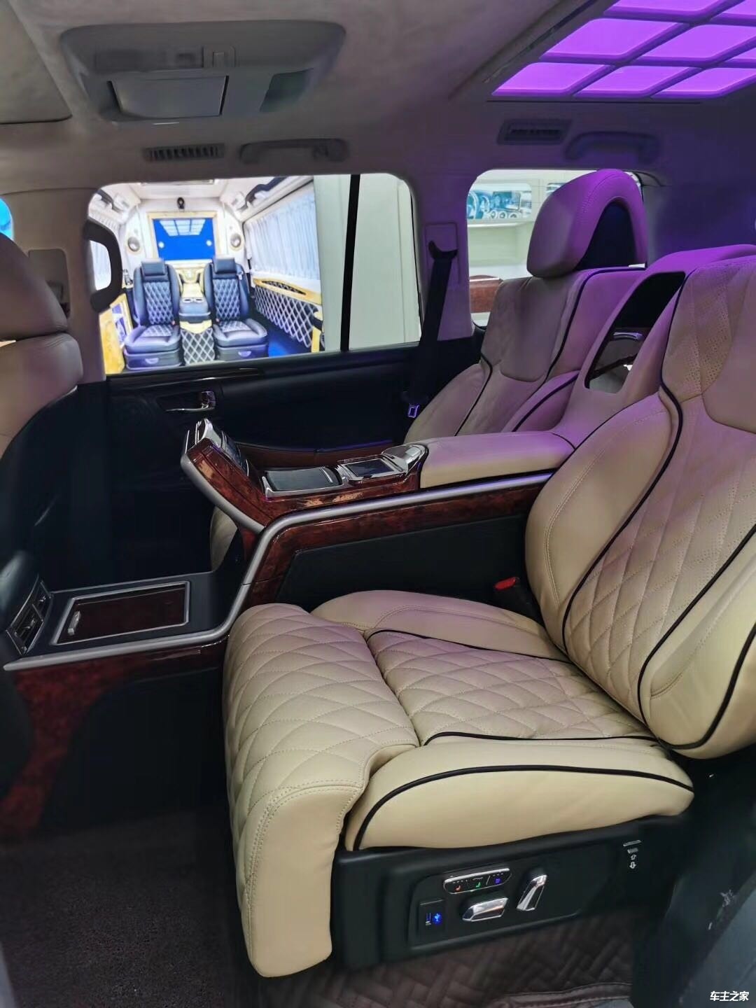 中创房车改装基地:我们专业改装商务suv