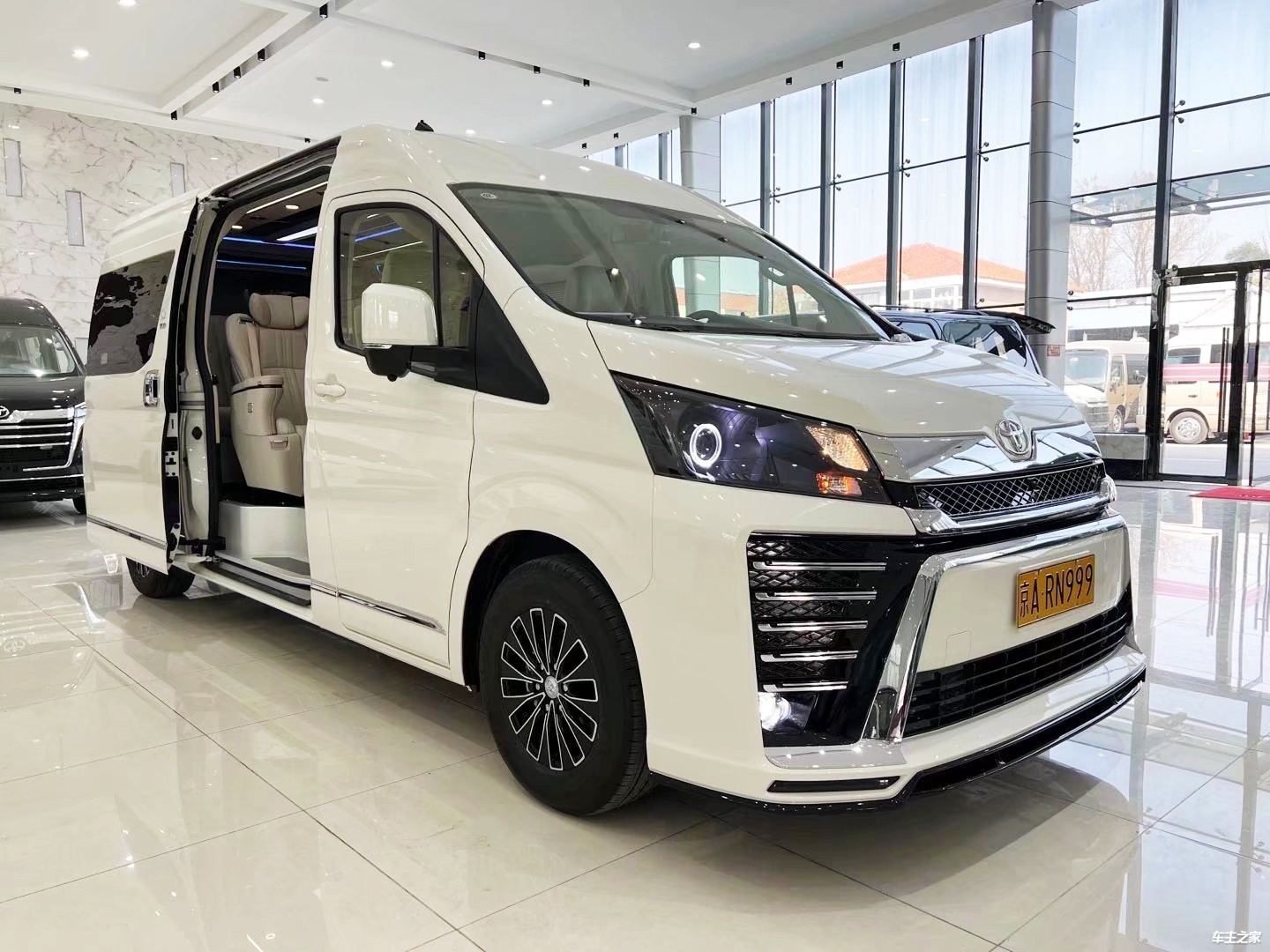 纯进口丰田海狮七座九座价格全国可上蓝牌