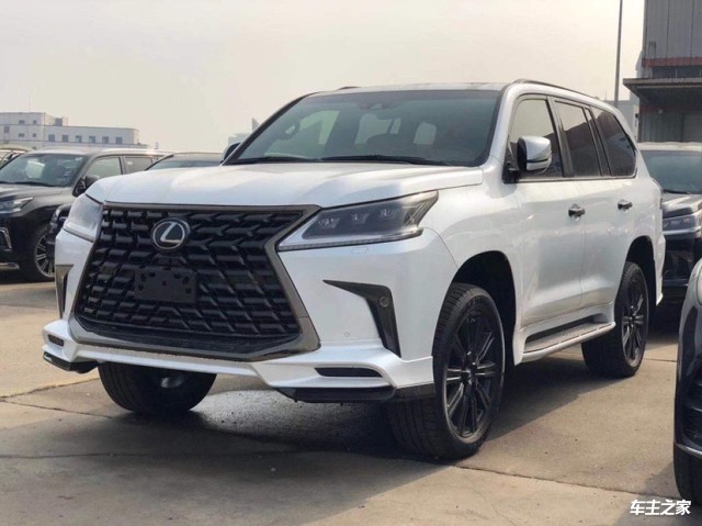 2021款雷克薩斯5700而要點讚的地方在於,lx570擁有一個非常深的中央