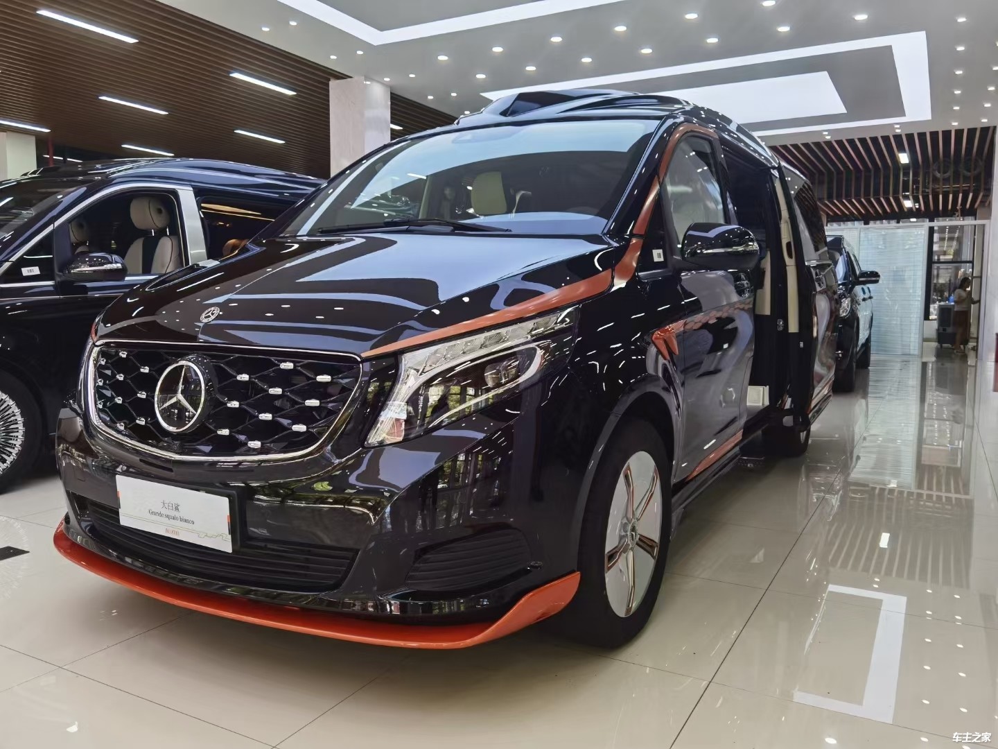 奔驰高端商务车傲旋大白鲨颜值惊人内饰豪华