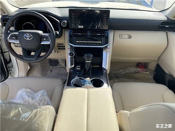 丰田酷路泽走进车内,新车内饰迎来较大的变化,配备了机械指针 液晶