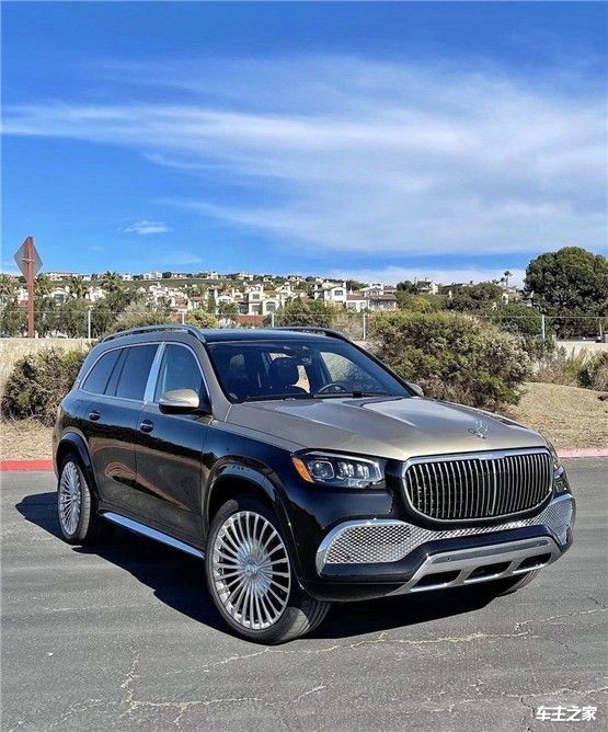 奔驰迈巴赫gls600采用优雅的双色车喷漆,并在d柱之上镶嵌迈巴赫专属