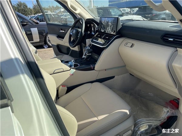 全新兰德丰田酷路泽走进车内,新车内饰迎来较大的变化,配备了机械指针