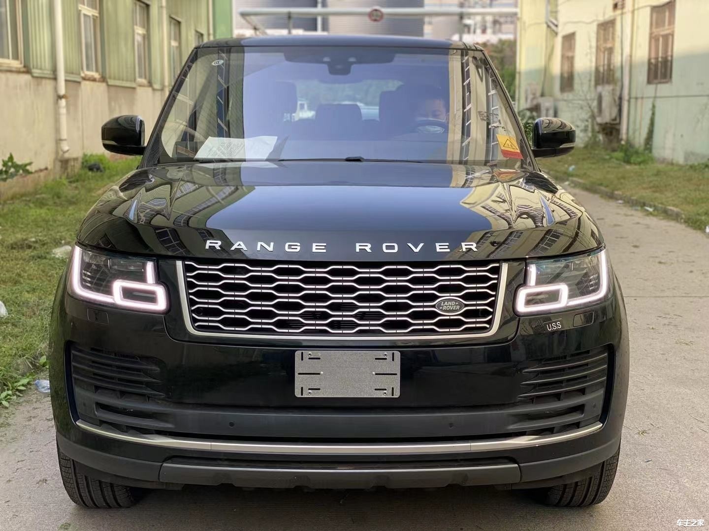 22款路虎揽胜vogue加长车头设计总体还是呈现出稳重的设计风格,前脸