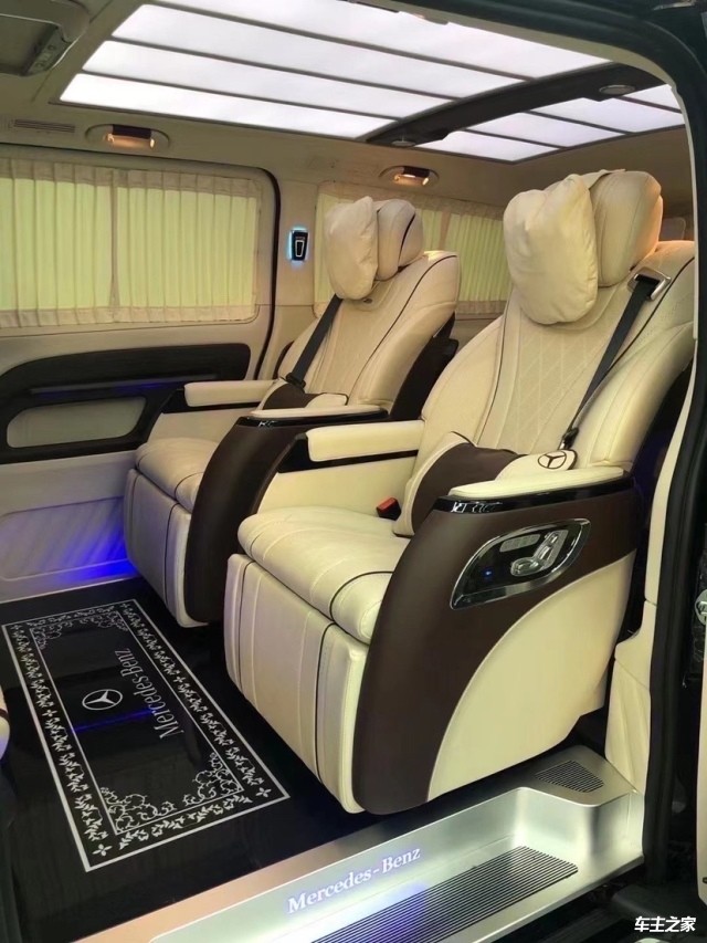 天津港奔驰威霆先看看豪华的内饰吧专业的