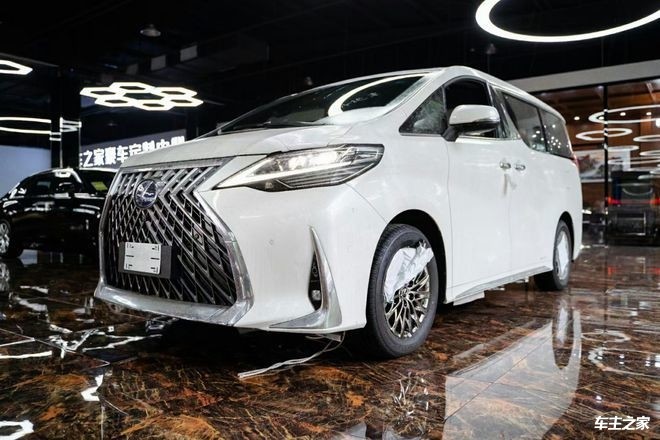 21款雷克萨斯lm300h前脸采用了经典的纺锤形设计,内部构造十分复杂