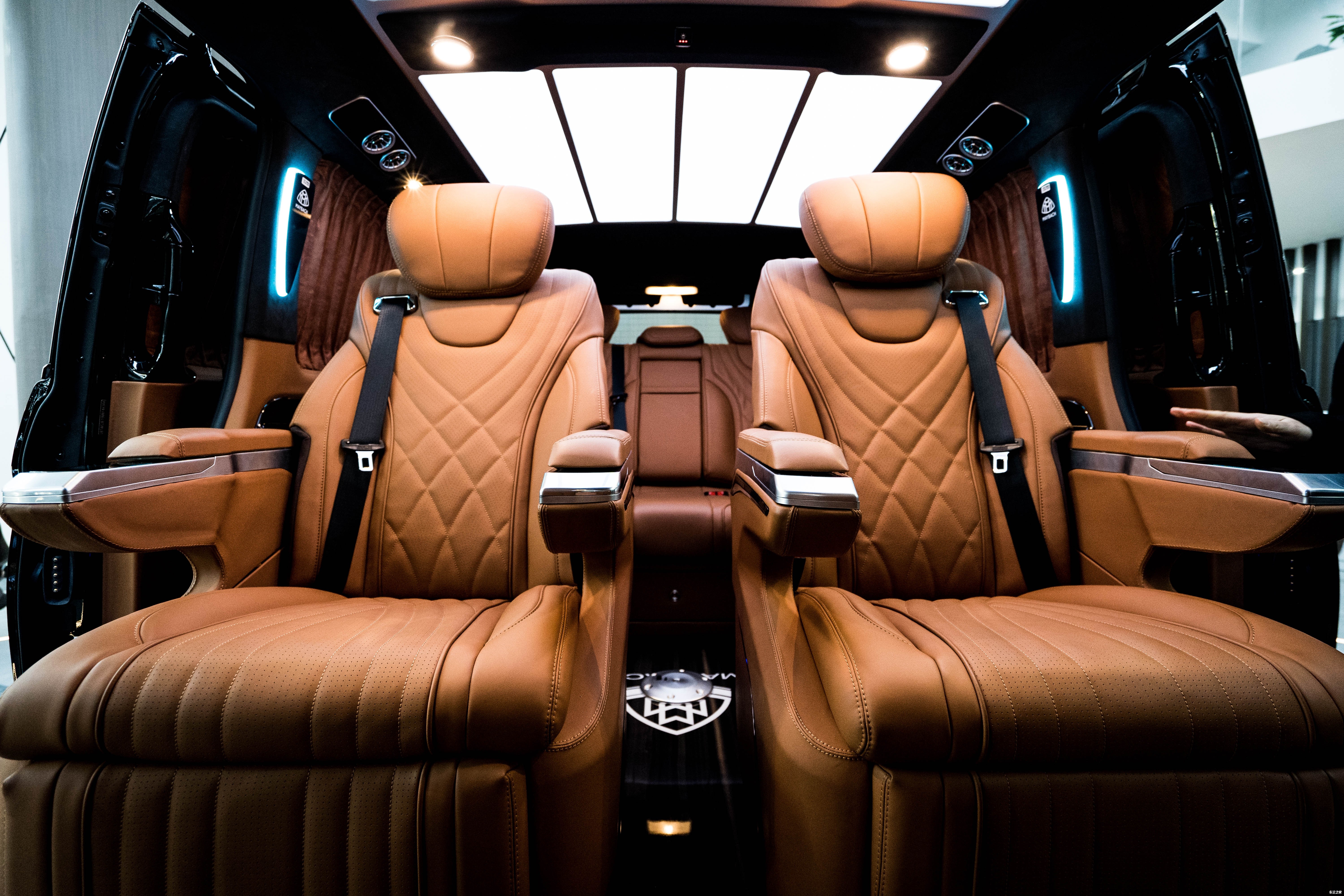 奔驰高端定制商务车年终钜惠十万团购优惠更多详询文章