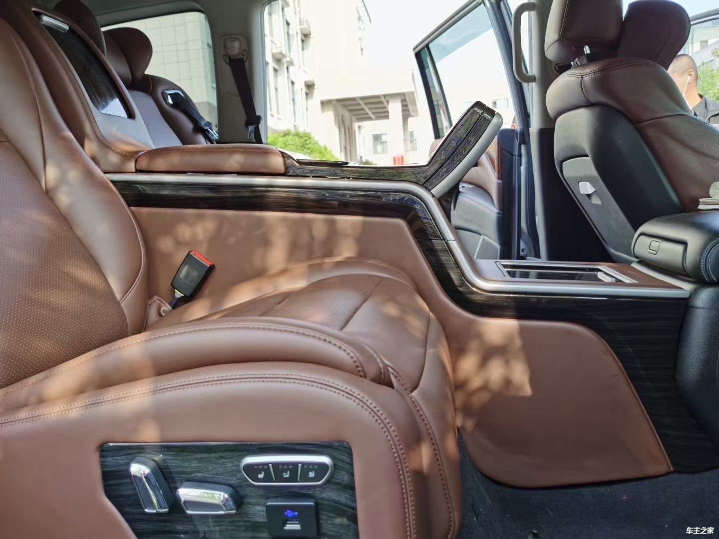 日产途乐改装航空座椅专车专用无损安装