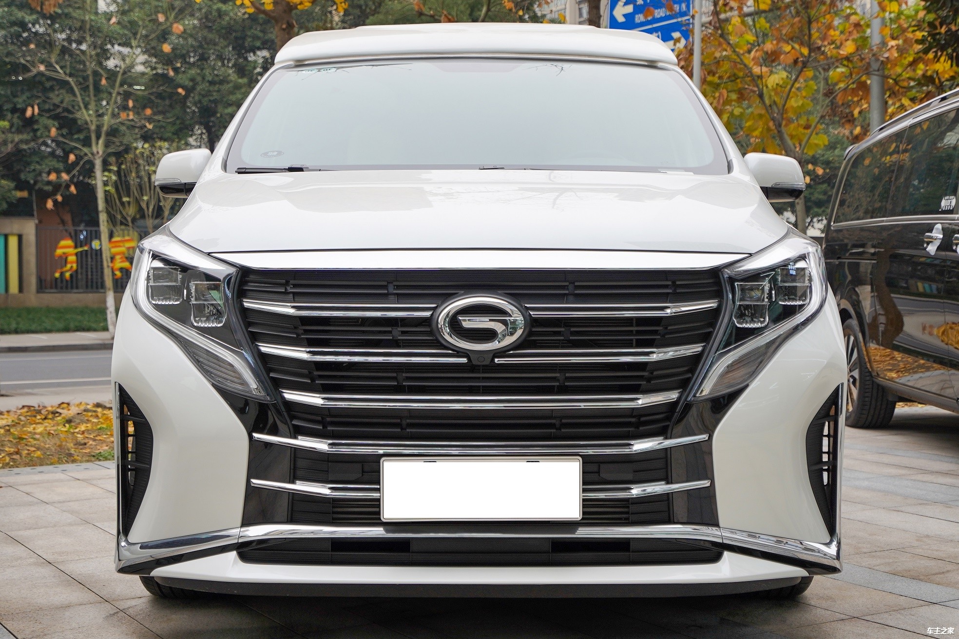 30多万区间宜商宜家高顶定制版商务车新标杆"传祺m8极光之夜"