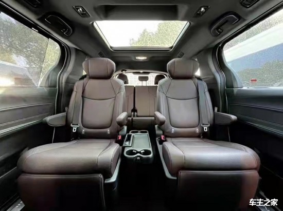 丰田塞纳内部空间非常大,充分发挥了mpv的优势.