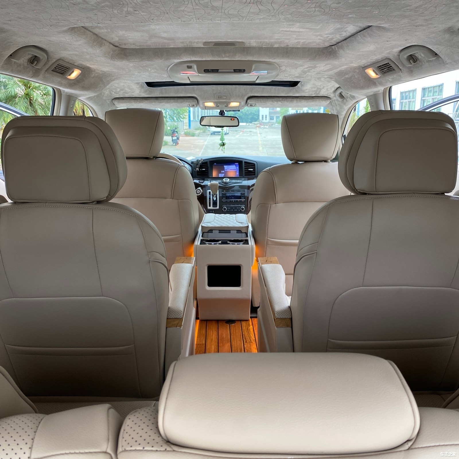 日产尼桑贵士改装航空座椅及内饰翻新1