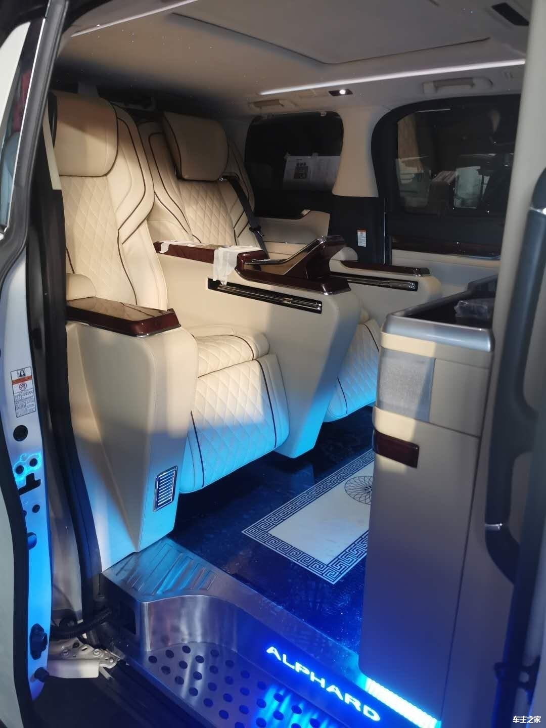 丰田埃尔法改装航空座椅内饰0