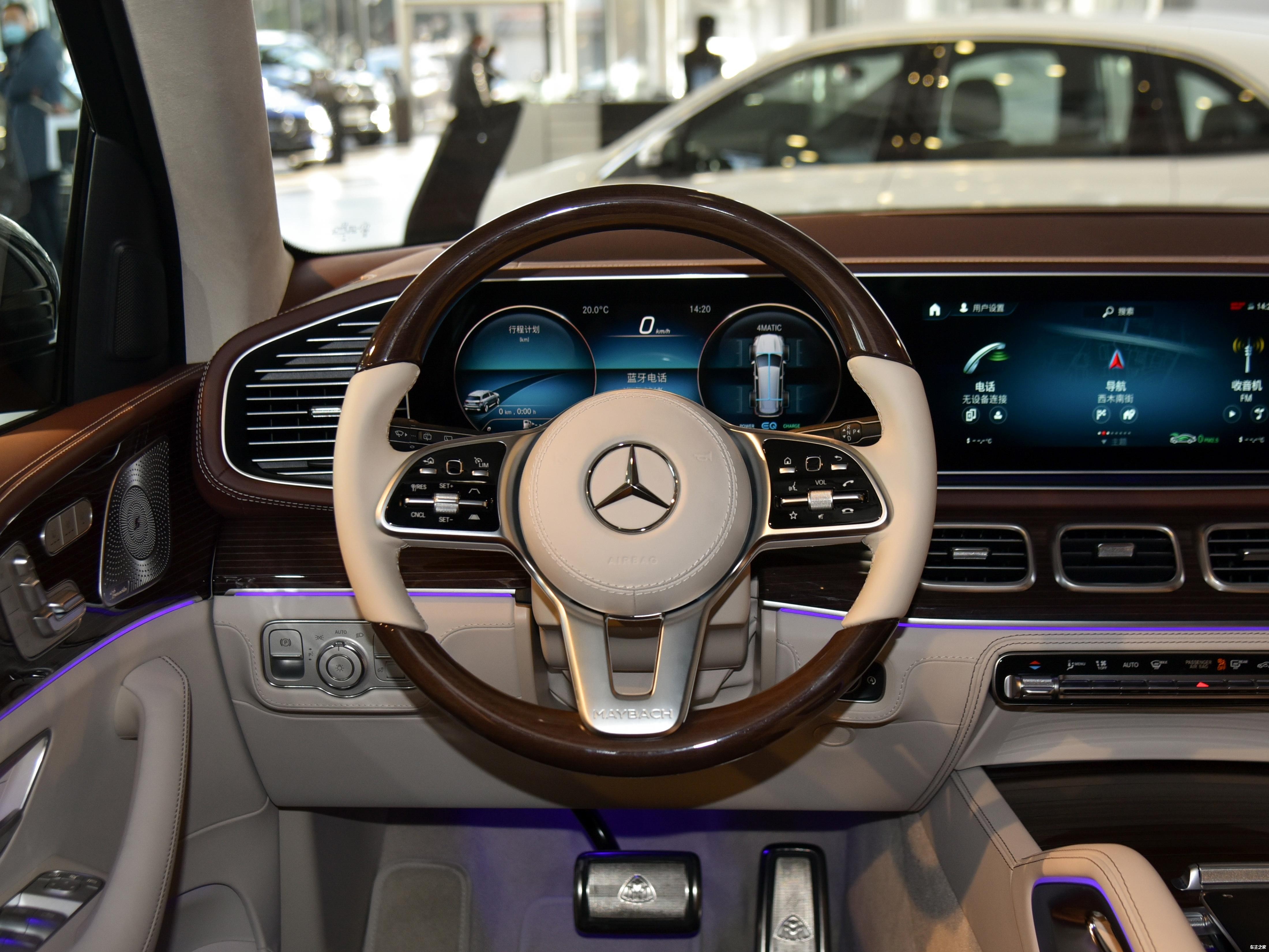 迈巴赫gls内饰呈现奢华的样式设计,配合褐色的木质装饰面板,看上去并