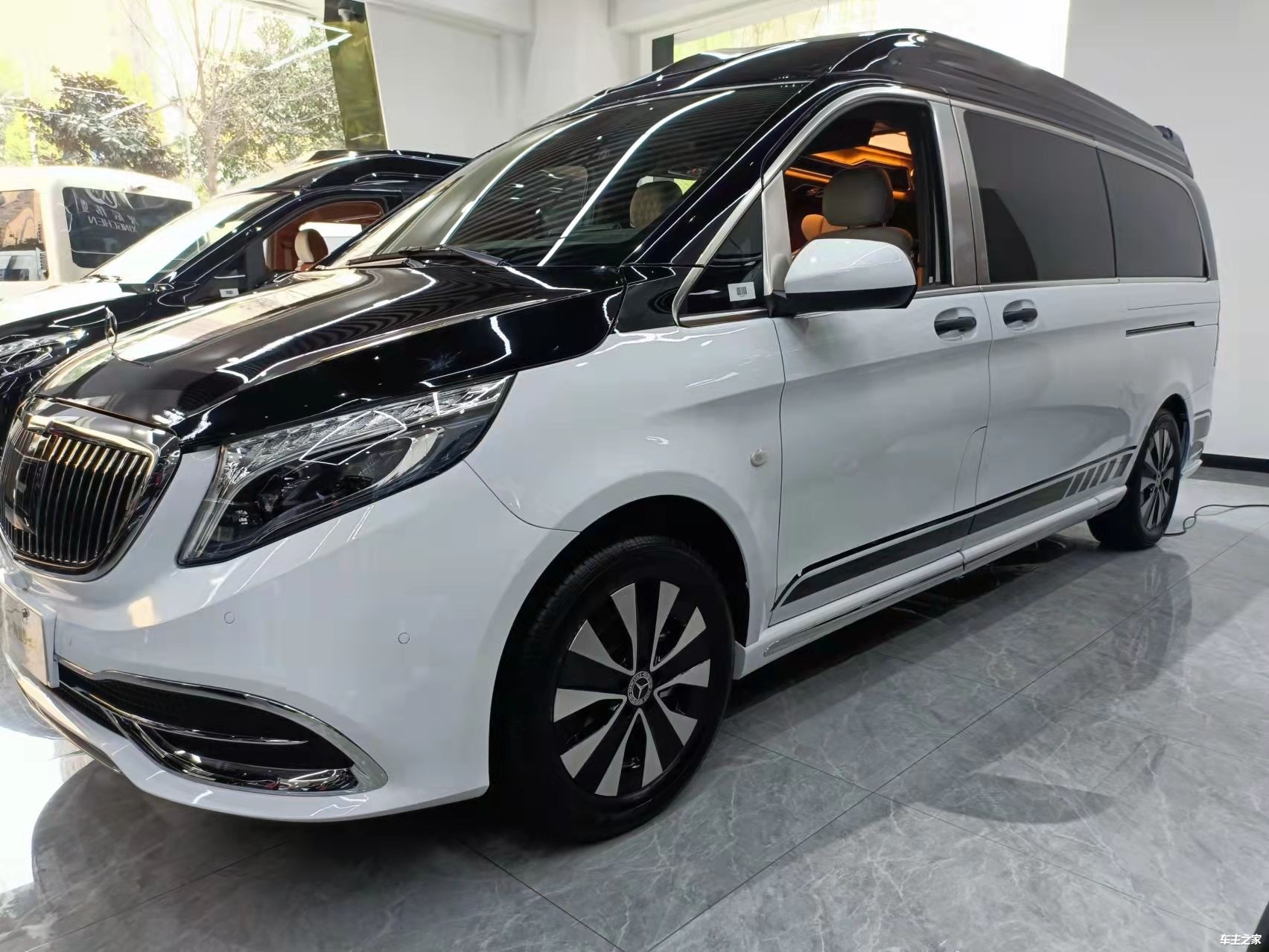 落地价不足80万的奔驰高顶威霆商务车黑白双拼配色,致敬迈巴赫