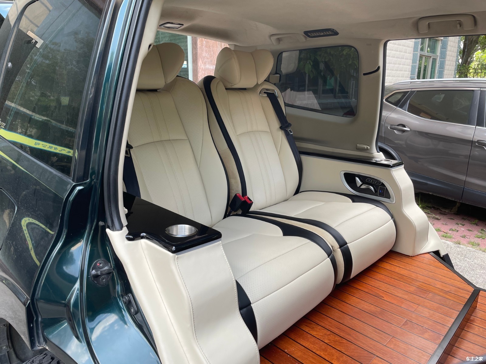 三菱帕杰罗改装航空座椅内饰改装5