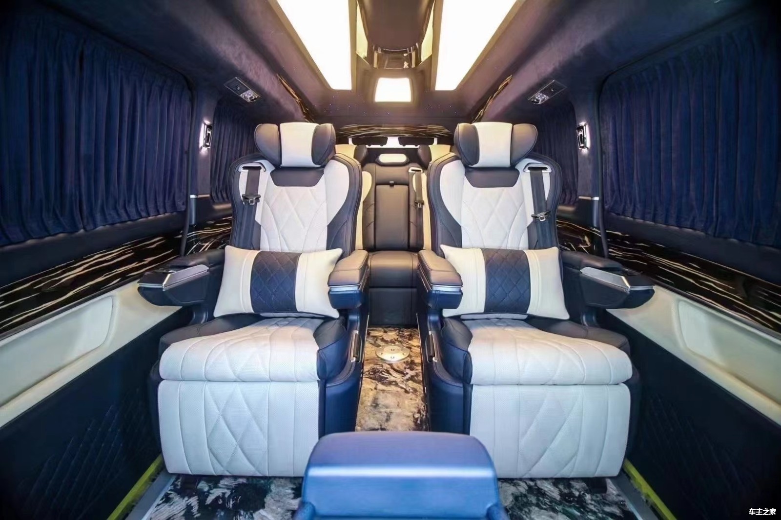 奔驰v260威霆改装迈巴赫商务车改装航空座椅案