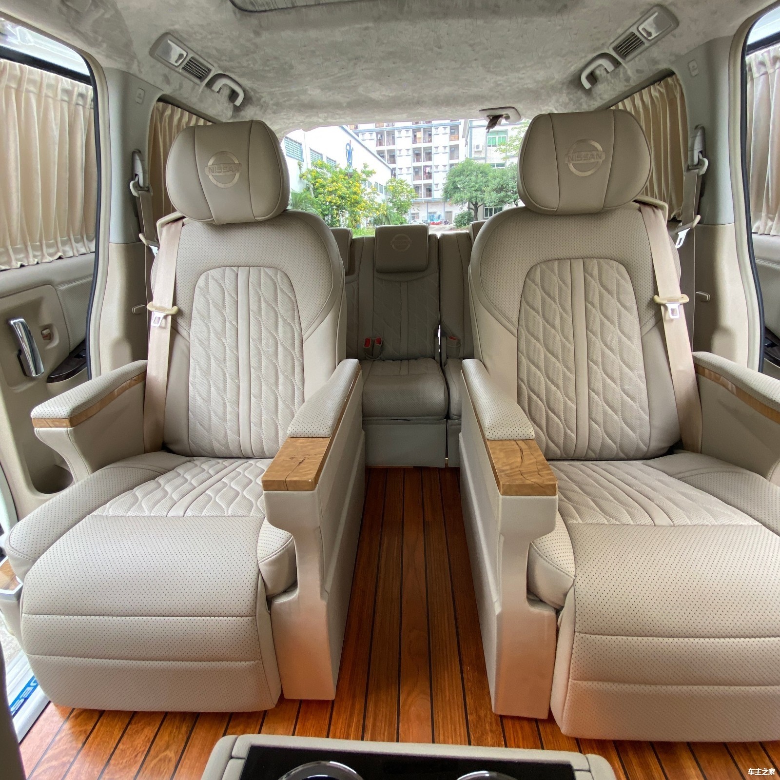 日产尼桑贵士改装航空座椅及内饰翻新1